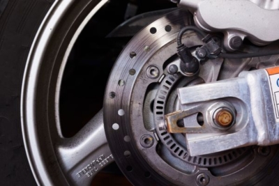 سیستم ABS خودرو چیست و چگونه کار می کند؟