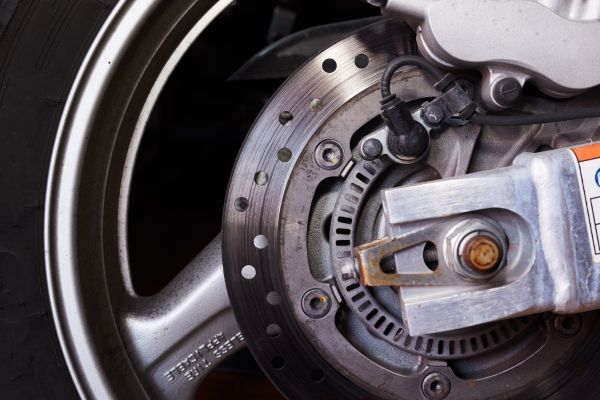 سیستم ABS خودرو چیست و چگونه کار می کند؟